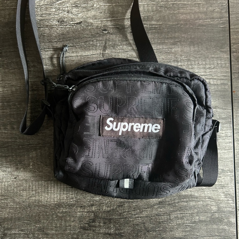 Supreme S/S 19
Comes with bag 

Shoulder bag